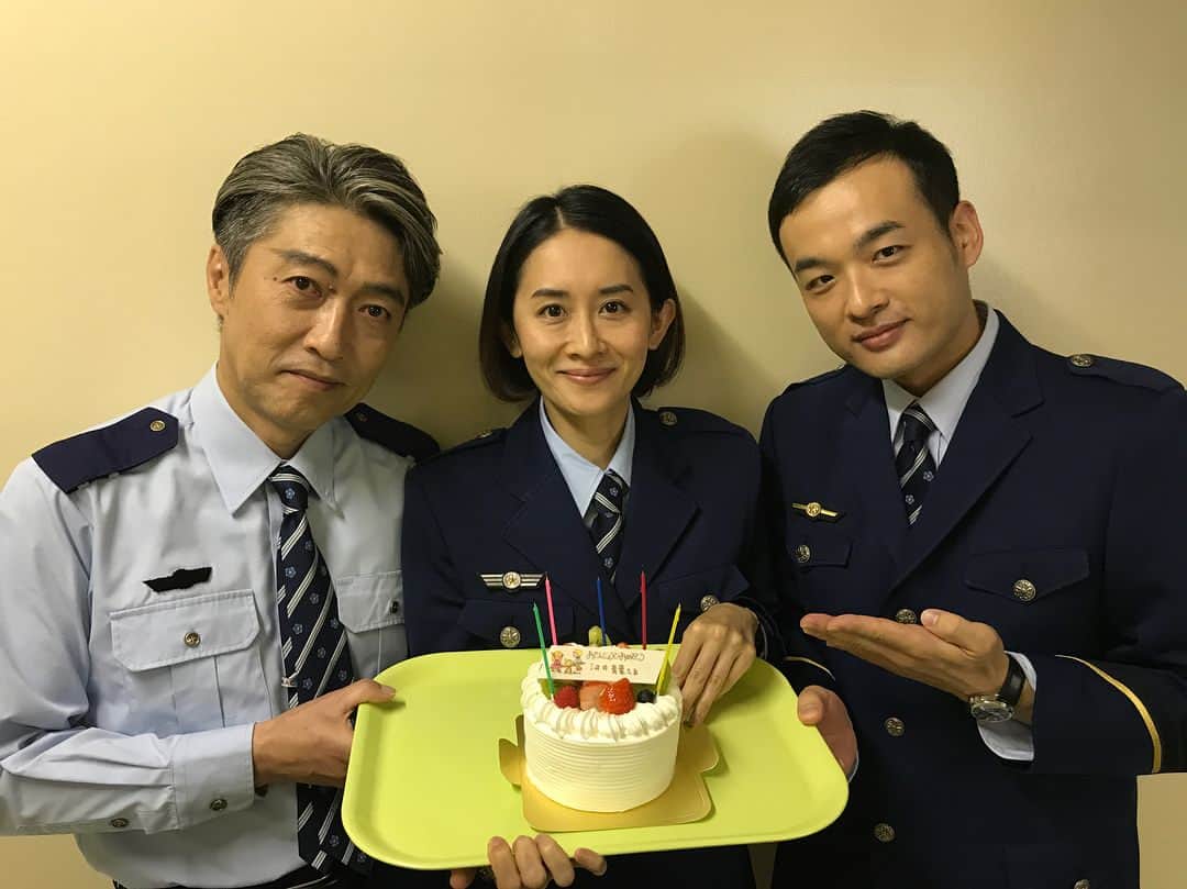 TBS「監獄のお姫さま」のインスタグラム：「本日は刑務官・北見役#河井青葉 さんの誕生日でした！  #刑務官チームのスリーショット #青葉さんおめでとうございます #恥ずかしがってました  #でも #喜んでくれて良かった #プリプリチームは #キャスト #スタッフ #冬生まれが多い #第5話まだ見てない人 #もちろん見た人も #TVerで1週間無料で見れるよ #神回だから何度見ても #泣いてしまう  #帰宅の電車で見るときは #気をつけてね #池田成志 #BOB」
