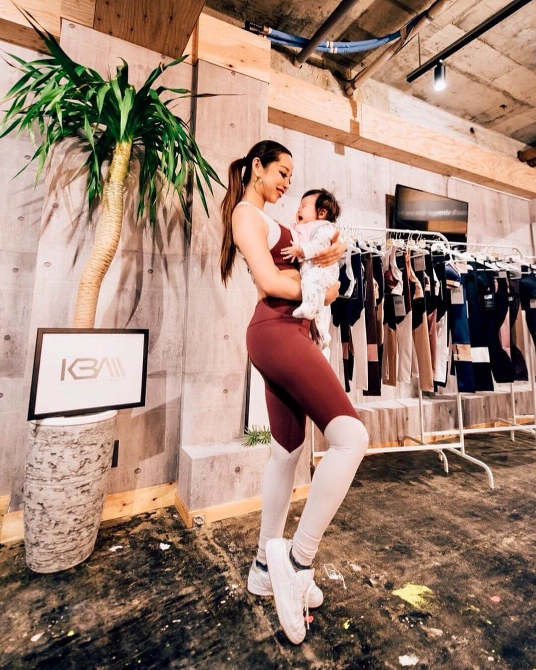 のインスタグラム：「We joined an beauty event👶❤️👩 . 私が通っているボディメイクスタジオ UNDEUXの梅田スタジオにて開催された @undeux55 🏋️‍♀️ @khongboon_japan 👙 @eclat_jp 💄 @mondialkaffee328 ☕️ のコラボイベントに参加しました🤗🌈🌟 . とっても素敵なイベントで、参加出来て楽しかった〜😆❤️🎶 . photo by @shunsuke_photo 📸 . 詳細はまた後でブログにも書こうと思います📝🌈 ・・・ ・・・ #mommy #workout #training #産後トレーニング #産後ダイエット #産後4ヶ月 #ボディメイクスタジオundeux #khongboonjapan #eclatbysayuri #mondialkaffee328 #mama #momlife #mommy #mommyslay #nofilter」