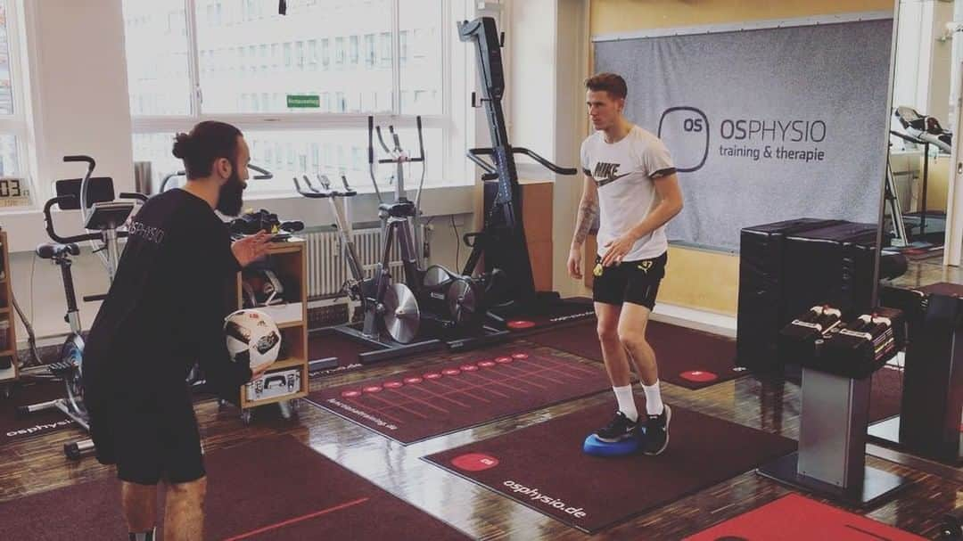 エリック・ドゥルムのインスタグラム：「Endlich... ⚽️🙏🏼🙂 #bvb09 #rehab #soccer #motivation #bvbfamily #37 #osphysio  @peko185」