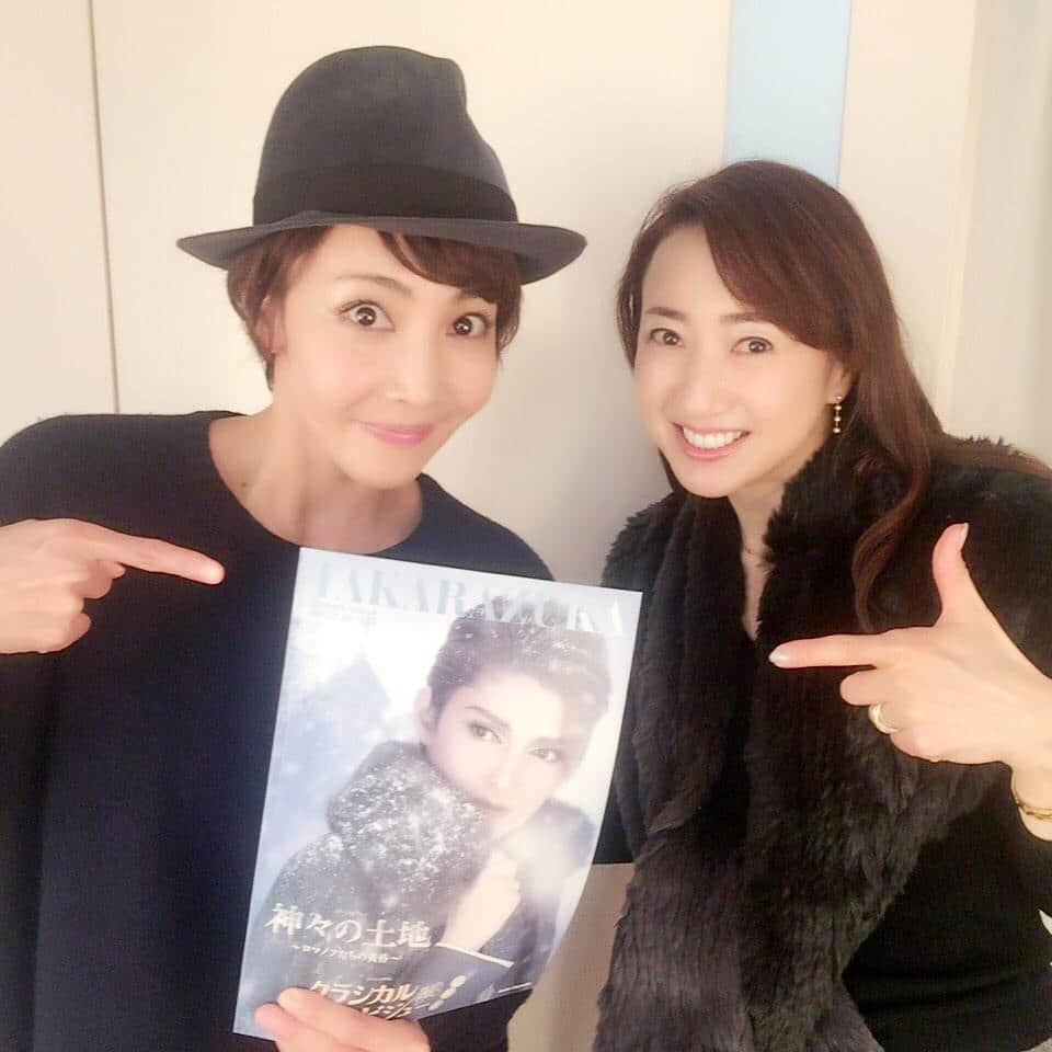 柚希礼音さんのインスタグラム写真 - (柚希礼音Instagram)「まーくんのラスト観てきました😭 サヨナラ公演って 心臓がぎゅうーと なりますね😢😢😢😢 色んなことあっただろうに キラキラ笑顔で なんの飾りもない黒燕尾を着て輝く集大成を心して拝見させて頂きました😢💓💓💓 あと少し、最後まで沢山の愛を受けて輝くまーくんを応援してます🙂 まーくんを尊敬の眼差しで見つめるゆりかもグッとくるものがありました👍😢 ノルさんとも偶然お会いできて 嬉しくてツーショット💗  #稔幸 さん #朝夏まなと #真風涼帆 #宝塚 #宙組」11月16日 22時18分 - reonyuzuki_official