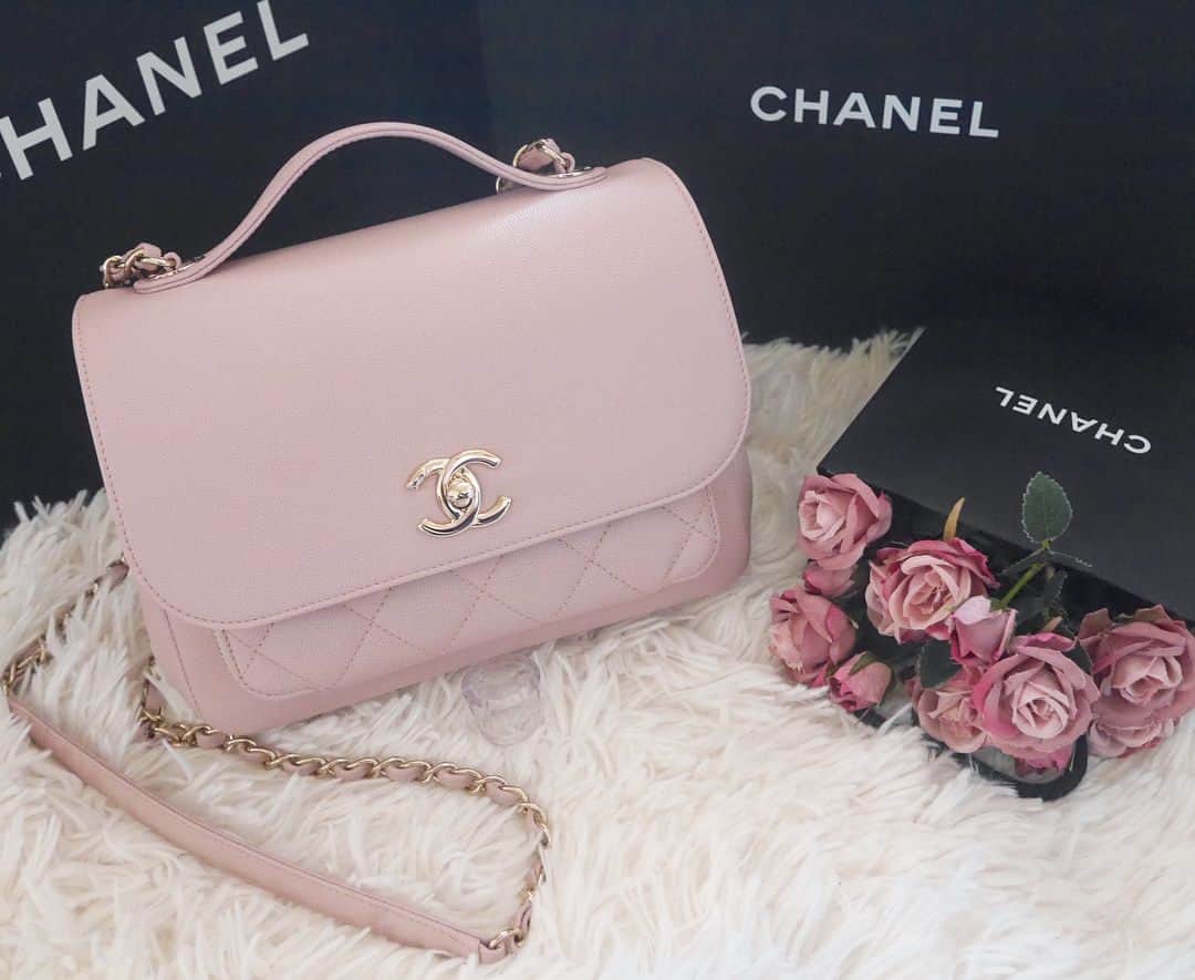 おまみさんのインスタグラム写真 - (おまみInstagram)「＊ 今更の投稿 。♡ . お父さんお母さんからのお誕生日プレゼント 。♡ . 2つ目 。♡ . @chanelofficial のバッグ 。♡ 前にupしたバッグの１つ大っきい方だよ 。♡ . ありがとう 。♡ . . #happybirthday #birthday #birthdaypresent #present #presents #chanel #chanelbag #pink #バースデー #バースデープレゼント #ハッピーバースデー #お誕生日 #お誕生日プレゼント #プレゼント #プレゼント🎁 #シャネル #シャネルバッグ #ピンク #🎁 #お父さんお母さんからの #お誕生日プレゼント🎁 #ありがとう #2つ目のプレゼント #2017 #7 #15」11月16日 23時08分 - 0mm157