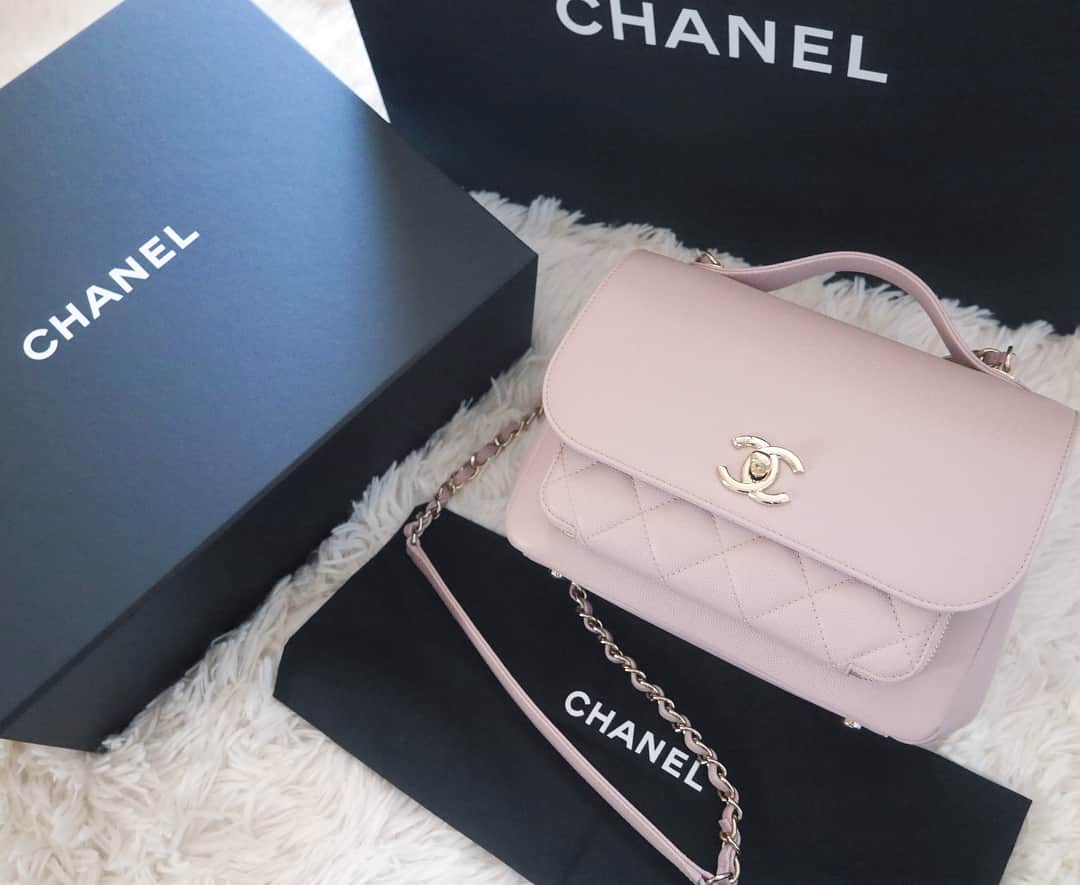 おまみさんのインスタグラム写真 - (おまみInstagram)「＊ 今更の投稿 。♡ . お父さんお母さんからのお誕生日プレゼント 。♡ . 2つ目 。♡ . @chanelofficial のバッグ 。♡ 前にupしたバッグの１つ大っきい方だよ 。♡ . ありがとう 。♡ . . #happybirthday #birthday #birthdaypresent #present #presents #chanel #chanelbag #pink #バースデー #バースデープレゼント #ハッピーバースデー #お誕生日 #お誕生日プレゼント #プレゼント #プレゼント🎁 #シャネル #シャネルバッグ #ピンク #🎁 #お父さんお母さんからの #お誕生日プレゼント🎁 #ありがとう #2つ目のプレゼント #2017 #7 #15」11月16日 23時08分 - 0mm157