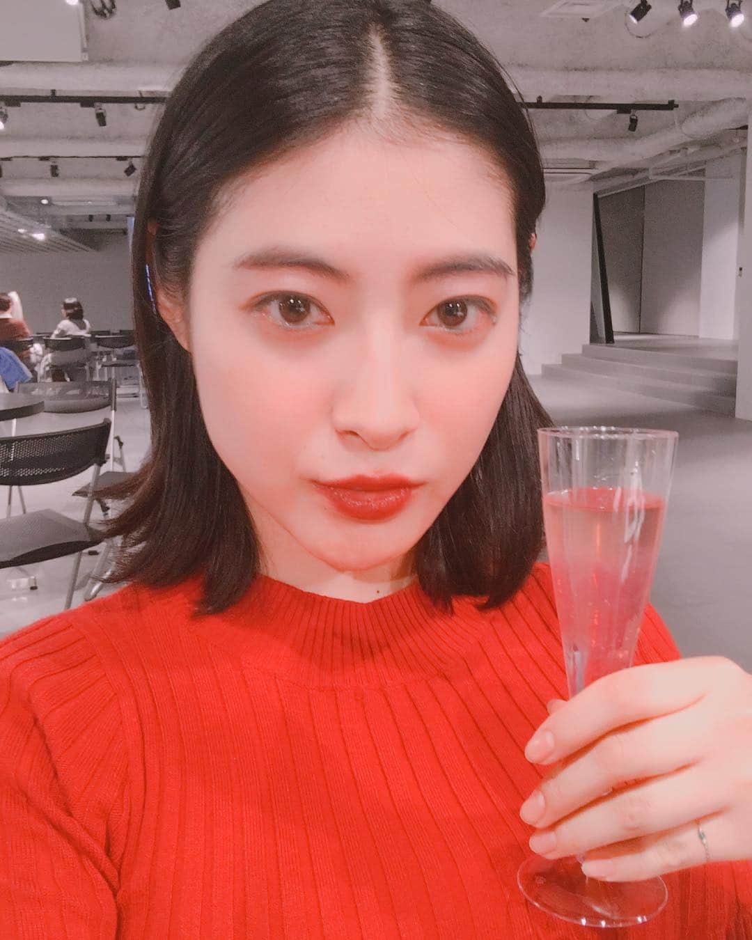 瀧本美織のインスタグラム：「#朱#赤#red#お酒じゃないの」