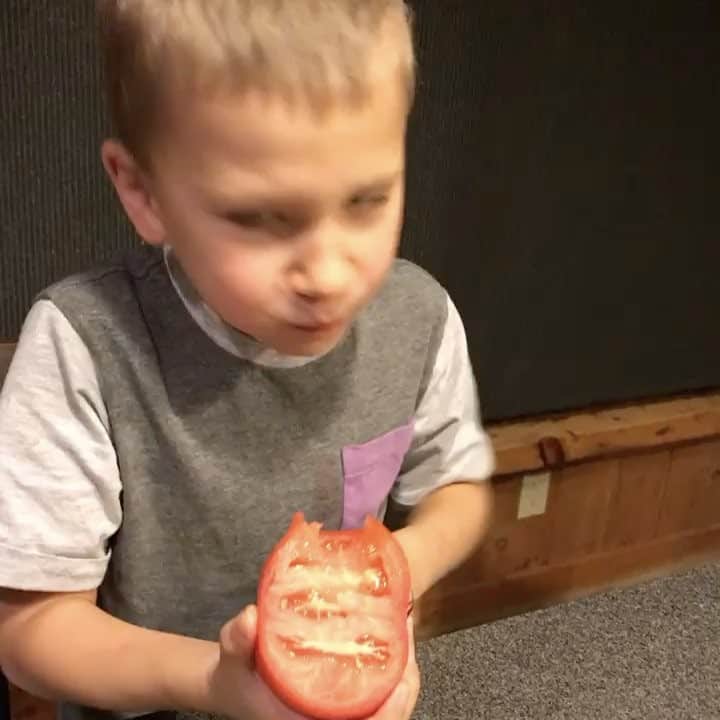 ジャクソン・ビーバーのインスタグラム：「My fav fruit. #tomato」