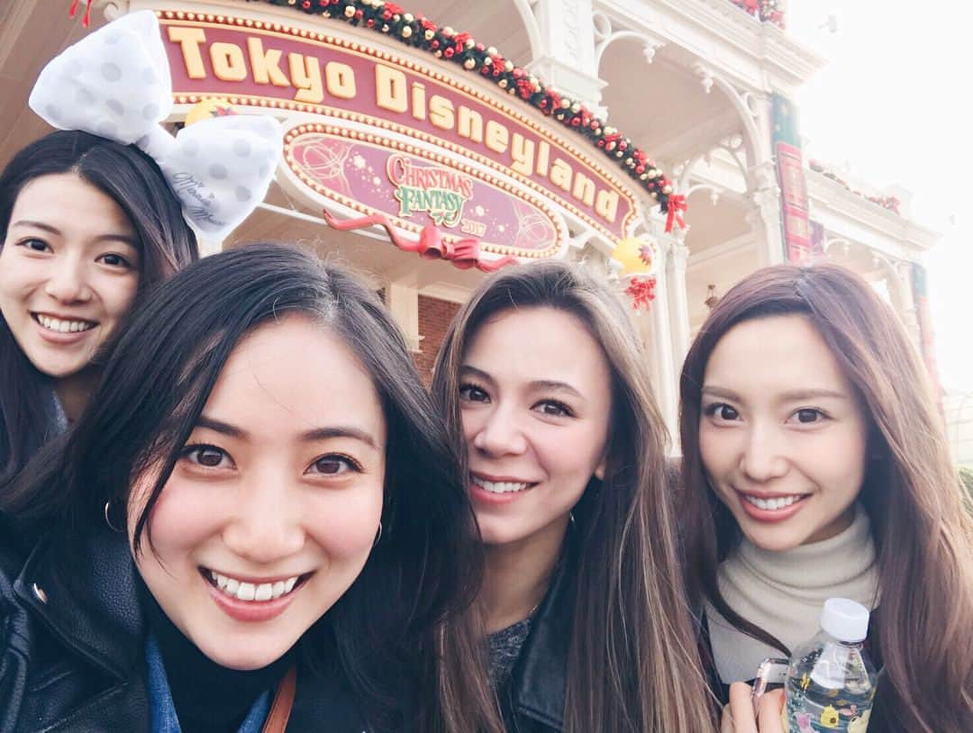 のインスタグラム：「Birthday Disney🐭  @saaya_official_ の誕生日を祝いにみんなでディズニー✨ 今年で24歳だって信じられないくらいしっかりしてで、自分を持ってて芯がある紗綾が大好きだよ💓  これからも宜しくね🤗  #紗綾 #誕生日 #バースデーディズニー #birthdaydisney #disneyland #tokyodisneyland #東京ディズニーランド #ランド #ディズニー #ブランチ #同期 #みんな自由人すぎ」
