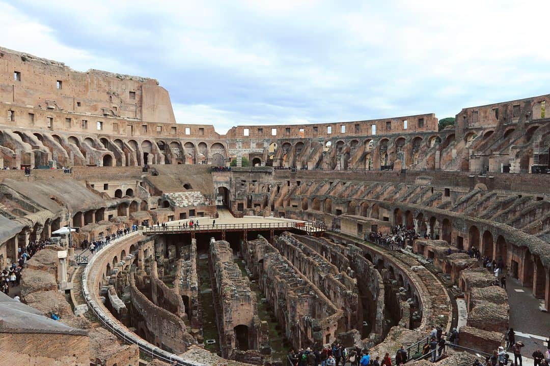 宇内梨沙さんのインスタグラム写真 - (宇内梨沙Instagram)「『ローマは一日にして成らず』 観光していると、身をもって実感します。 今日のメインは コロッセオ。 真実の口。 ヴェネツィア広場。  コロッセオは諸説ありますが 4〜7万人は収容できたそう。 紀元80年頃の建築なのに 今のスタジアム収容人数に 全く引けを取りません。すごいよ！ローマ！  真実の口は 見落とし注意と言いたいくらい 「こんなところにあるんだ笑」と思いました。 列が出来ていたので 写真を悠長に撮る時間はなく一発勝負。 ローマの休日的なお遊びは出来ませんでした😏  それにしても 観光…疲れますね( ˘ω˘ ) でも…まだバチカンが…！ スペイン広場でジェラートが…！ 明日も頑張らねばっ！  #コロッセオ #colosseo #真実の口 #boccadellaverita  #ヴェネツィア広場 #piazzavenezia  #最後のは誰かよくわかりません #毎日投稿失礼します #てへ😏」11月17日 3時47分 - risaunai