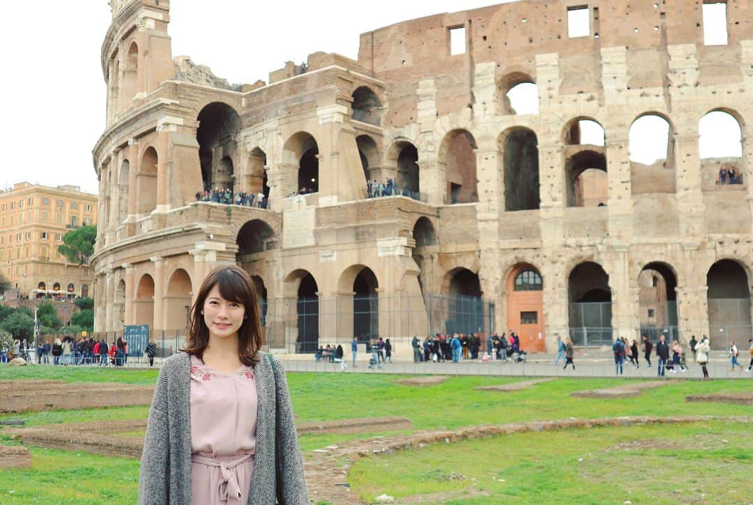 宇内梨沙さんのインスタグラム写真 - (宇内梨沙Instagram)「『ローマは一日にして成らず』 観光していると、身をもって実感します。 今日のメインは コロッセオ。 真実の口。 ヴェネツィア広場。  コロッセオは諸説ありますが 4〜7万人は収容できたそう。 紀元80年頃の建築なのに 今のスタジアム収容人数に 全く引けを取りません。すごいよ！ローマ！  真実の口は 見落とし注意と言いたいくらい 「こんなところにあるんだ笑」と思いました。 列が出来ていたので 写真を悠長に撮る時間はなく一発勝負。 ローマの休日的なお遊びは出来ませんでした😏  それにしても 観光…疲れますね( ˘ω˘ ) でも…まだバチカンが…！ スペイン広場でジェラートが…！ 明日も頑張らねばっ！  #コロッセオ #colosseo #真実の口 #boccadellaverita  #ヴェネツィア広場 #piazzavenezia  #最後のは誰かよくわかりません #毎日投稿失礼します #てへ😏」11月17日 3時47分 - risaunai