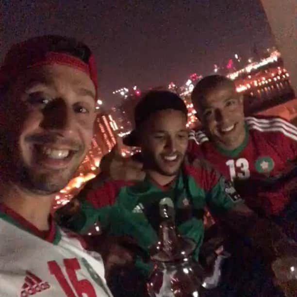 ユセフ・エル＝アラビのインスタグラム：「🇲🇦 Dima #MAROC# Ha Hna Jayiiiinnn Poutine.. 🇷🇺 @asmalmnawar」