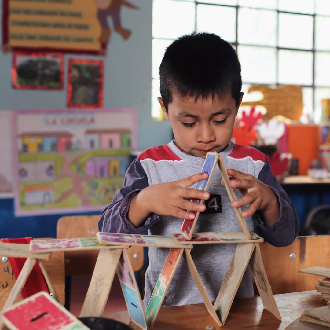 ジジ・ハディッドさんのインスタグラム写真 - (ジジ・ハディッドInstagram)「Guatemala - Comunidad Samutz Sacrabinak Primary School @pencilsofpromise 💛 🇬🇹 -Made Possible by "The Gigi Boot" -Inauguration Date: 8/23/17 -Students Impacted: 684 -Region: Quiche Photos by Lauren Smith My heart is so happy. YOU have given kids the education they deserve with your support of my @stuartweitzman collaboration. Thank you PoP 💛 Let's build more this year with the #EYELOVE !!!!! Learn more about this school and many more at pencilsofpromise.org」11月17日 5時43分 - gigihadid