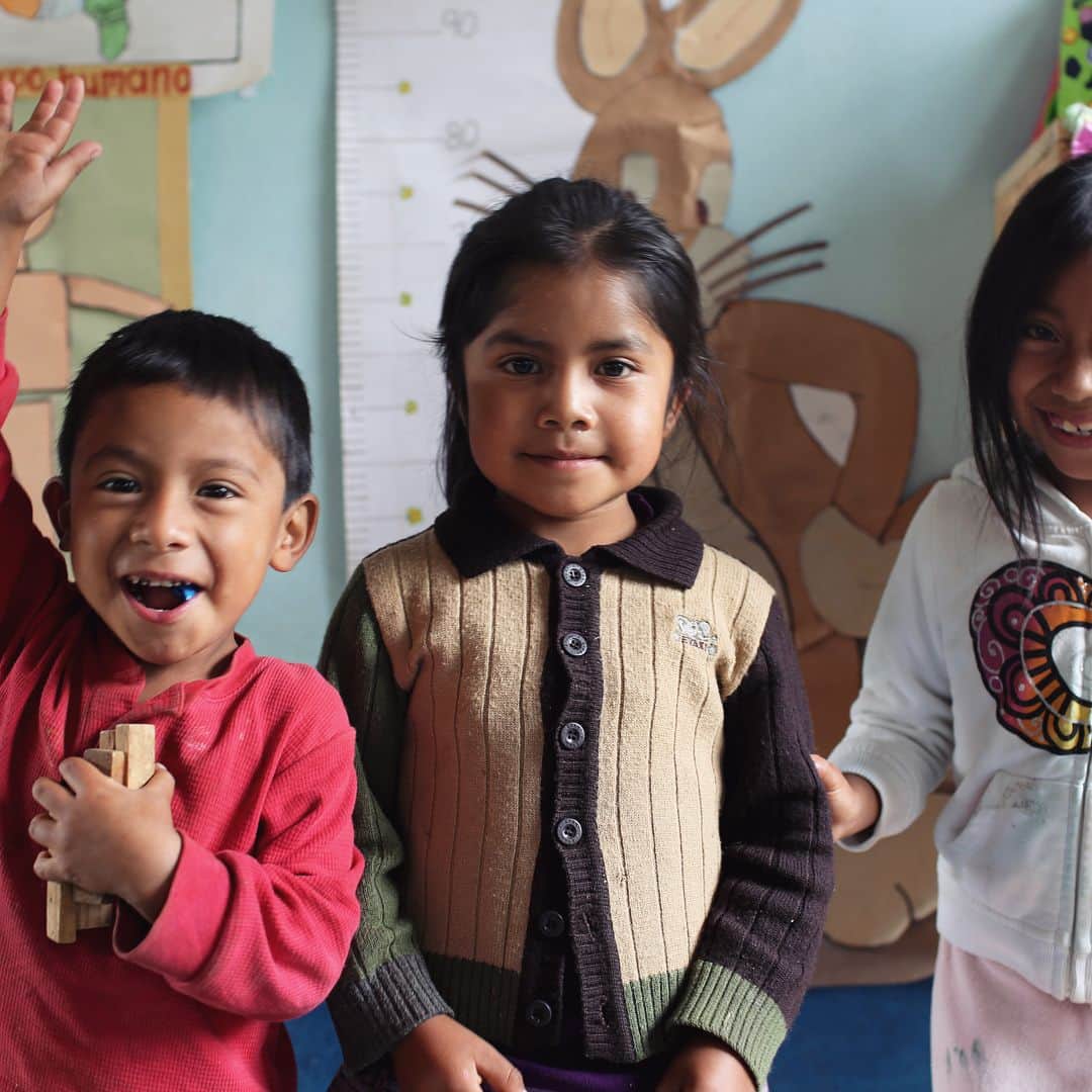ジジ・ハディッドさんのインスタグラム写真 - (ジジ・ハディッドInstagram)「Guatemala - Comunidad Samutz Sacrabinak Primary School @pencilsofpromise 💛 🇬🇹 -Made Possible by "The Gigi Boot" -Inauguration Date: 8/23/17 -Students Impacted: 684 -Region: Quiche Photos by Lauren Smith My heart is so happy. YOU have given kids the education they deserve with your support of my @stuartweitzman collaboration. Thank you PoP 💛 Let's build more this year with the #EYELOVE !!!!! Learn more about this school and many more at pencilsofpromise.org」11月17日 5時43分 - gigihadid