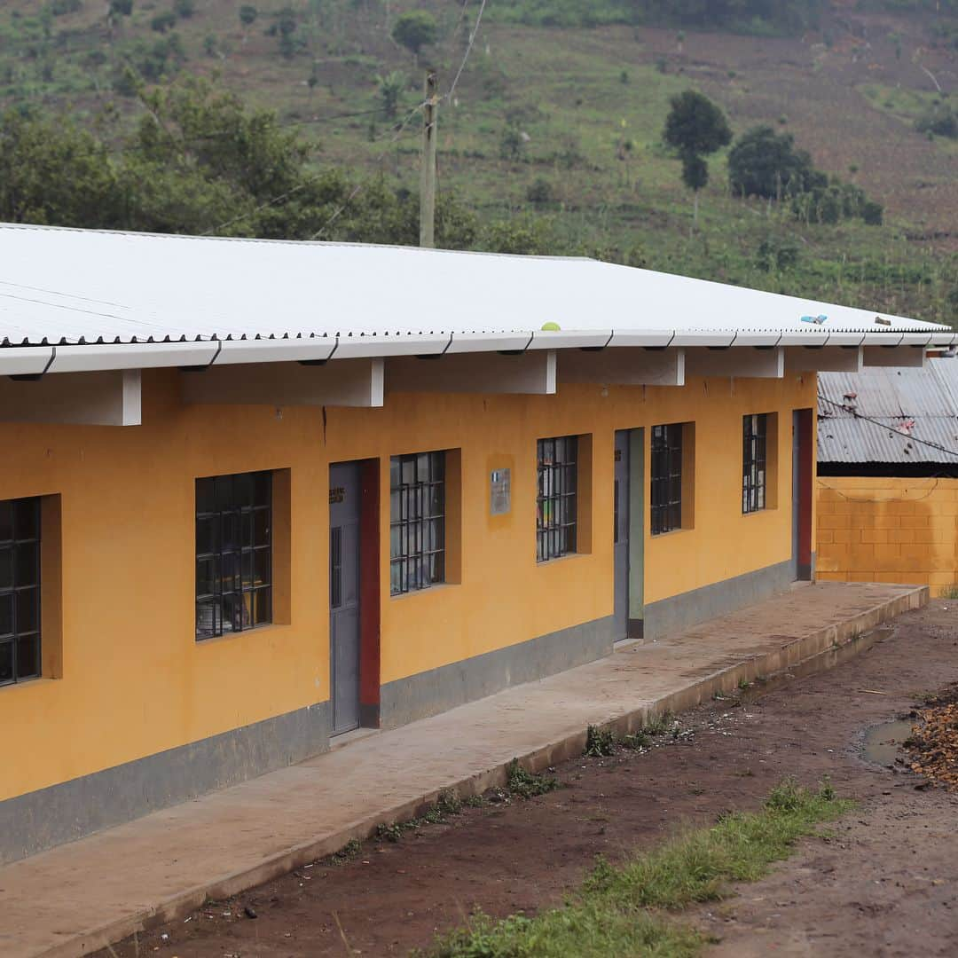 ジジ・ハディッドさんのインスタグラム写真 - (ジジ・ハディッドInstagram)「Guatemala - Comunidad Samutz Sacrabinak Primary School @pencilsofpromise 💛 🇬🇹 -Made Possible by "The Gigi Boot" -Inauguration Date: 8/23/17 -Students Impacted: 684 -Region: Quiche Photos by Lauren Smith My heart is so happy. YOU have given kids the education they deserve with your support of my @stuartweitzman collaboration. Thank you PoP 💛 Let's build more this year with the #EYELOVE !!!!! Learn more about this school and many more at pencilsofpromise.org」11月17日 5時43分 - gigihadid