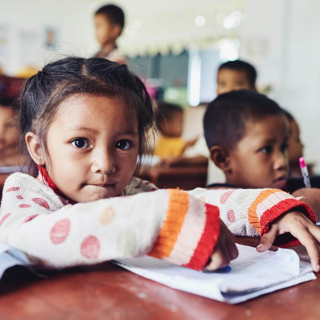 ジジ・ハディッドさんのインスタグラム写真 - (ジジ・ハディッドInstagram)「Laos - Sa Kuan Preschool and Primary School @pencilsofpromise 💛 🇱🇦 -Made Possible by "The Gigi Boot" -Inauguration Date: 4/29/2017 -Students Impacted: 911 -Region: Luang Prabang Photos by Nick Onken My heart is so happy. YOU have given kids the education they deserve with your support of my @stuartweitzman collaboration. Thank you PoP 💛 Let's build more this year with the #EYELOVE !!!!! Learn more about this school and many more at pencilsofpromise.org」11月17日 5時47分 - gigihadid