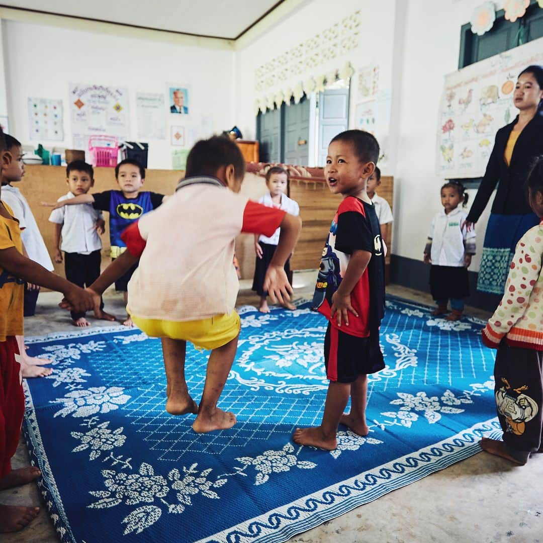 ジジ・ハディッドさんのインスタグラム写真 - (ジジ・ハディッドInstagram)「Laos - Sa Kuan Preschool and Primary School @pencilsofpromise 💛 🇱🇦 -Made Possible by "The Gigi Boot" -Inauguration Date: 4/29/2017 -Students Impacted: 911 -Region: Luang Prabang Photos by Nick Onken My heart is so happy. YOU have given kids the education they deserve with your support of my @stuartweitzman collaboration. Thank you PoP 💛 Let's build more this year with the #EYELOVE !!!!! Learn more about this school and many more at pencilsofpromise.org」11月17日 5時47分 - gigihadid