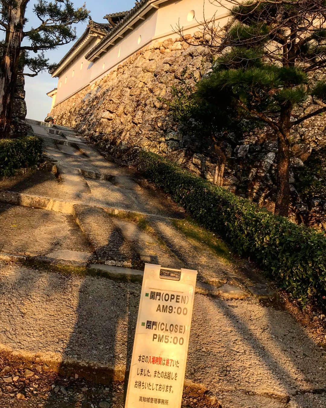 結生さんのインスタグラム写真 - (結生Instagram)「高知散歩②🚶 #結生散歩 #高知 #高知城 #まだ開門前でした #吉田類 #廃墟」11月17日 8時24分 - u_merry