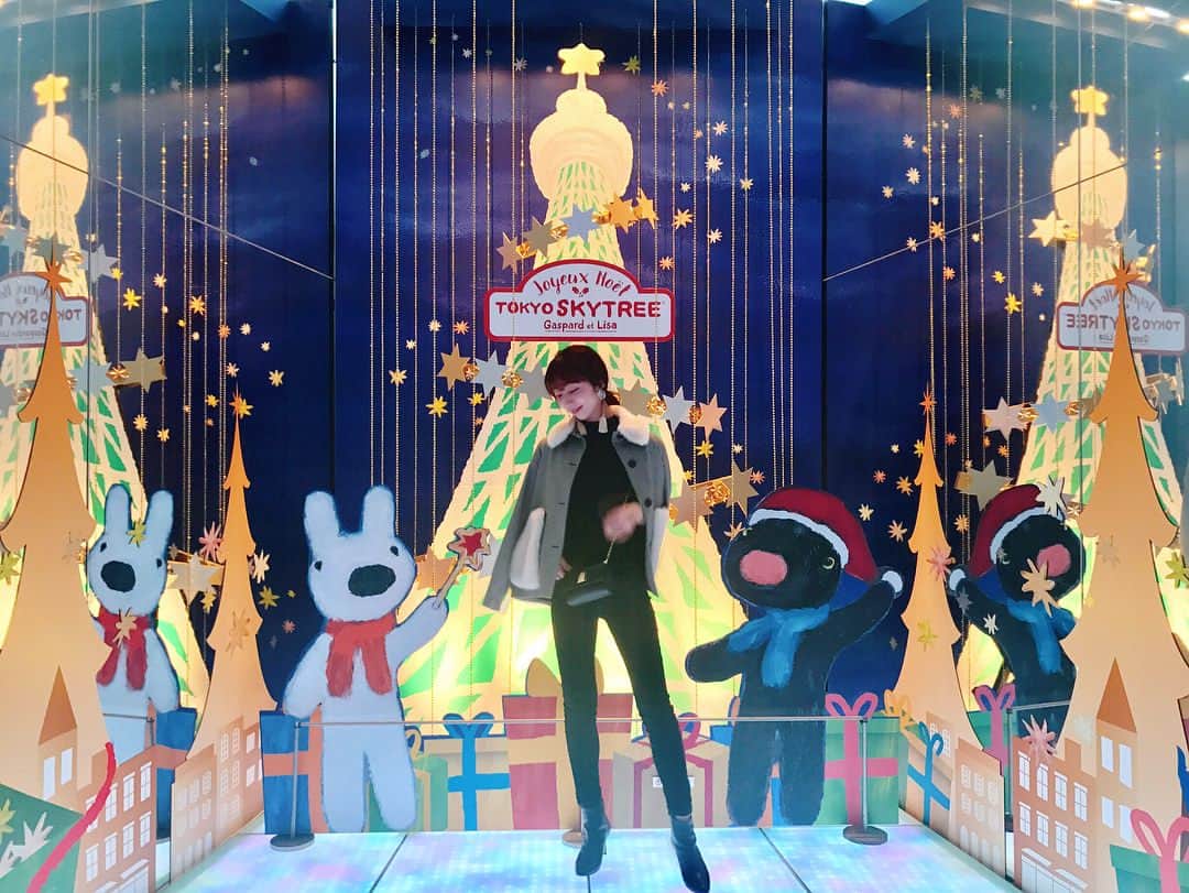 神林真里さんのインスタグラム写真 - (神林真里Instagram)「. . 東京スカイツリーとリサとガスパールがコラボした 「リサとガスパールと過ごすフランスのクリスマス ｉｎ ＴＯＫＹＯ ＳＫＹＴＲＥＥ®」 に行ってきました🎄💓 . . . 大好きな大好きな #リサガス 💓💓 オリジナルアートフォトスポットや複製原画などが展示されていてすっごく可愛いかった~~😍😍 . 今回特別にクリスマス限定メニューもいただきました😋💓 夜景を一望できるとってもステキなカフェで、メニューもすっごく可愛いの💓 . . そうそう！ サンタクロースを見つけて “ #メリークリスマス ” というとリサガスのステッカーもらえるよ*\(^o^)/**\(^o^)/* . . #charapa #リサとガスパール #スカイツリー #リサとガスパールと過ごすフランスのクリスマス #PR #東京自由行 #東京 #觀光  #晴空塔」11月17日 19時15分 - maripo_jp