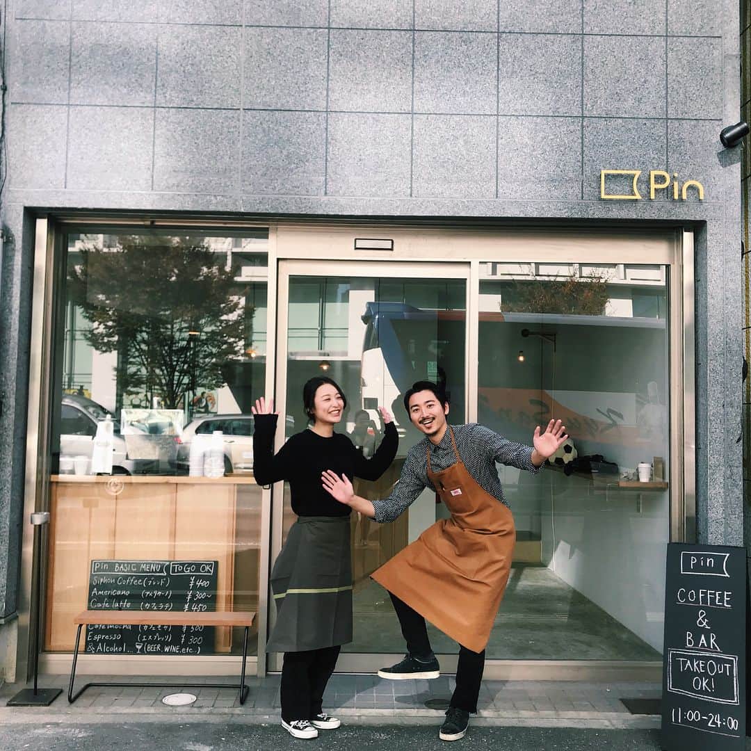 櫻井千尋さんのインスタグラム写真 - (櫻井千尋Instagram)「✯ @pin_fukuoka 今日も元気にお待ちしてます☕️♡ こんな２人ですが、コーヒーは真面目に淹れます👌🏼 . #pin_fukuoka」11月17日 10時59分 - chihirosakurai