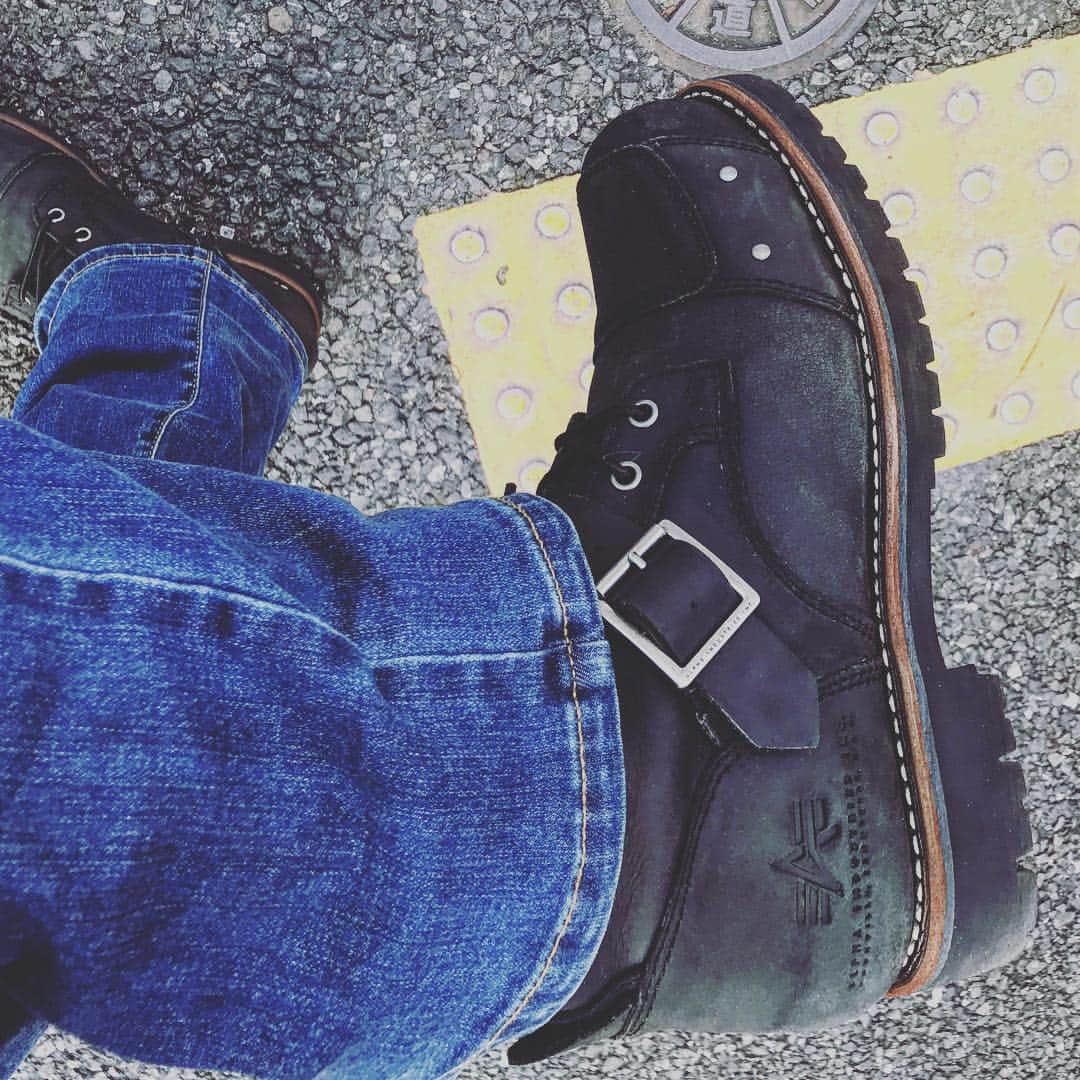 長田成哉のインスタグラム：「昨日履いてたブーツが、かかとが擦り減り、また足グネったから泣く泣く手放して気になってた新しいヤツを購入。  うむ。いいねぇ💙 #boots #alphaindustries」