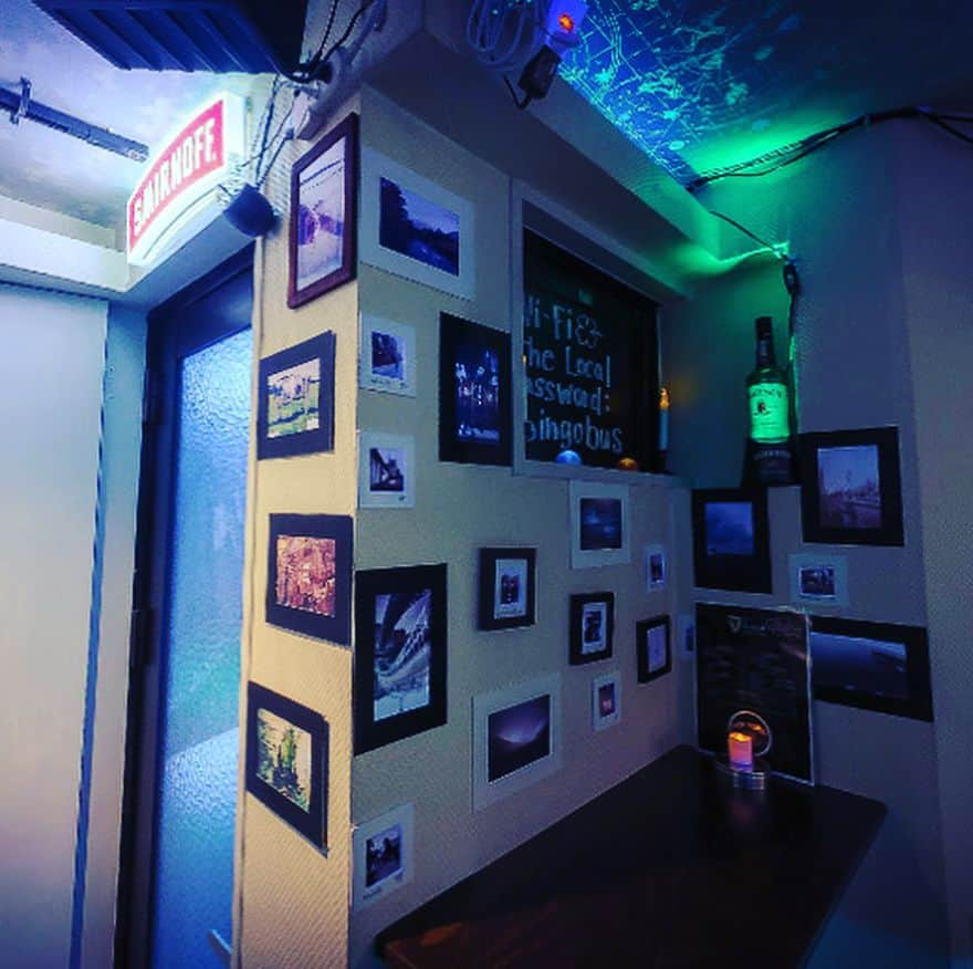 大阪グルメウォークさんのインスタグラム写真 - (大阪グルメウォークInstagram)「Introducing No. 33 "The Local Irish Pub"!! ** ** For 1 ticket, you will receive half pint of Guinness beer.  Business hours: 6pm~1am  Here is another great Irish pub.  It's a very friendly fun international atmosphere where everyone freely speaking English and Japanese.  I'm sure everyone is familiar with Guinness beer, but just in case if someone do not know, it's a dark stout beer from Ireland.  It is a cozy pub, but there are about 10 bar seatings and few tables.  Many bars and pubs are participating in Osaka Gourmet Walk in this Shinsaibashi area, so why not try bar hopping!  When you experienced Osaka Gourmet Walk, be sure to use hashtag #gourmetwalk for posting!  こんばんは、風邪など引いていませんか？？ 担当の富永です！ ✴︎ 本日ご紹介するお店は、 NO.33【The Local Irish Pub】さんです！！ ✴︎ チケット1枚で ☆ギネスビール・ハーフパイント☆ いただけます😋😋 ✴︎ ☆営業時間☆ 18:00～1:00 ✴︎ 今回も、アイリッシュパブで合わせてみました✪ 英語や日本語が普通に飛び交う本当に不思議な空間です😍 雰囲気だけでも楽しむことが出来るかと思います🍸🍻 こういうときに英語が喋れたらなぁと思います🍬 ✴︎ チケットでは、ギネスビールのハーフパイント頂けますが このギネスビールと言うのは、 アイルランドで生産されている黒ビールのことです🍻 （ご存じの方も多いかと思いますが、、、笑）私は田舎者なので初めて見るんです笑🍺 ✴︎ それは置いておいて、、、 こちらのお店は、カウンター（10席くらい）とテーブル席が幾つかあり、結構広めです✨ ✴︎ 店内も絵が入った額縁や、天井に星のような 装飾がたくさんあり、とても綺麗な空間で見るだけでも 楽しめる場所だと思います！🌈🌈 ✴︎ 今回も同じくアイリッシュパブで合わせて見ました🍡 お近くへ来られた際は是非お試しください😁 ✴︎ グルメウォークチケットを使った際は #gourmetwalk で投稿してください🤣🤣 ✴︎ 次回もお楽しみに⛄ ✴︎ ⚡️⚡️⚡️⚡️⚡️⚡️⚡️⚡️⚡️ グルメウォークチケットですが、 現在、4000円で販売しております！ チケットは7か所で購入できますので 是非お買い求めください☆ 詳しくはhpへ！ http://gourmet-walk.com このアカウントのトップページから飛べます🎀 ⚡️⚡️⚡️⚡️⚡️⚡️⚡️⚡️⚡」11月17日 14時47分 - osakagourmetwalk