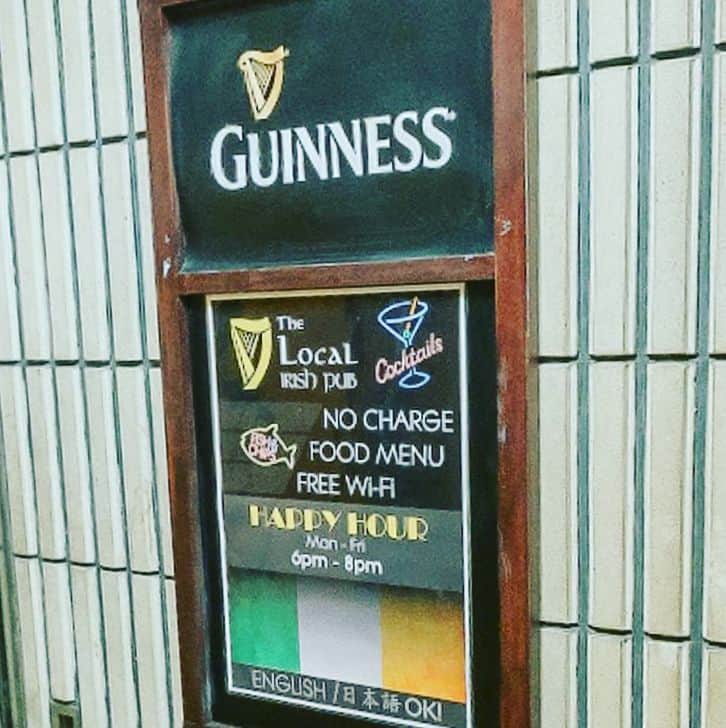 大阪グルメウォークさんのインスタグラム写真 - (大阪グルメウォークInstagram)「Introducing No. 33 "The Local Irish Pub"!! ** ** For 1 ticket, you will receive half pint of Guinness beer.  Business hours: 6pm~1am  Here is another great Irish pub.  It's a very friendly fun international atmosphere where everyone freely speaking English and Japanese.  I'm sure everyone is familiar with Guinness beer, but just in case if someone do not know, it's a dark stout beer from Ireland.  It is a cozy pub, but there are about 10 bar seatings and few tables.  Many bars and pubs are participating in Osaka Gourmet Walk in this Shinsaibashi area, so why not try bar hopping!  When you experienced Osaka Gourmet Walk, be sure to use hashtag #gourmetwalk for posting!  こんばんは、風邪など引いていませんか？？ 担当の富永です！ ✴︎ 本日ご紹介するお店は、 NO.33【The Local Irish Pub】さんです！！ ✴︎ チケット1枚で ☆ギネスビール・ハーフパイント☆ いただけます😋😋 ✴︎ ☆営業時間☆ 18:00～1:00 ✴︎ 今回も、アイリッシュパブで合わせてみました✪ 英語や日本語が普通に飛び交う本当に不思議な空間です😍 雰囲気だけでも楽しむことが出来るかと思います🍸🍻 こういうときに英語が喋れたらなぁと思います🍬 ✴︎ チケットでは、ギネスビールのハーフパイント頂けますが このギネスビールと言うのは、 アイルランドで生産されている黒ビールのことです🍻 （ご存じの方も多いかと思いますが、、、笑）私は田舎者なので初めて見るんです笑🍺 ✴︎ それは置いておいて、、、 こちらのお店は、カウンター（10席くらい）とテーブル席が幾つかあり、結構広めです✨ ✴︎ 店内も絵が入った額縁や、天井に星のような 装飾がたくさんあり、とても綺麗な空間で見るだけでも 楽しめる場所だと思います！🌈🌈 ✴︎ 今回も同じくアイリッシュパブで合わせて見ました🍡 お近くへ来られた際は是非お試しください😁 ✴︎ グルメウォークチケットを使った際は #gourmetwalk で投稿してください🤣🤣 ✴︎ 次回もお楽しみに⛄ ✴︎ ⚡️⚡️⚡️⚡️⚡️⚡️⚡️⚡️⚡️ グルメウォークチケットですが、 現在、4000円で販売しております！ チケットは7か所で購入できますので 是非お買い求めください☆ 詳しくはhpへ！ http://gourmet-walk.com このアカウントのトップページから飛べます🎀 ⚡️⚡️⚡️⚡️⚡️⚡️⚡️⚡️⚡」11月17日 14時47分 - osakagourmetwalk