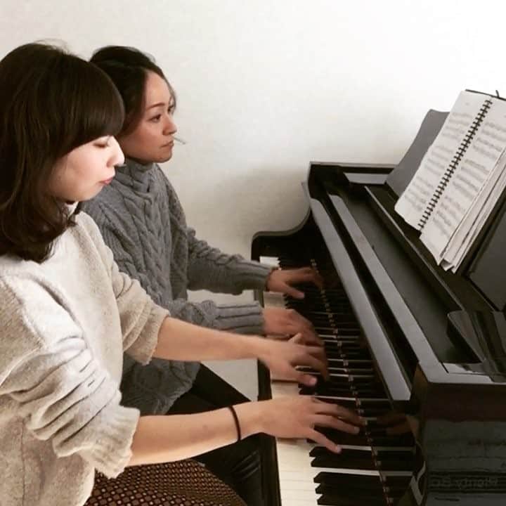 のインスタグラム：「Practicing #lalaland 🎶 ・ ・ #ララランド 完全版 #youtube にて #近日公開予定 🕺❤️💃 ・ ・ ・ #yukoandyurikapianoduo #yukoandyurika #pianoduou #classicalmusic #classic #pianofourhands #piano #pianoduo #practice #fun #ピアノ #ピアノデュオ #ピアノデュオユー #鍵盤女子 #練習シリーズ #2017年もあと少し」
