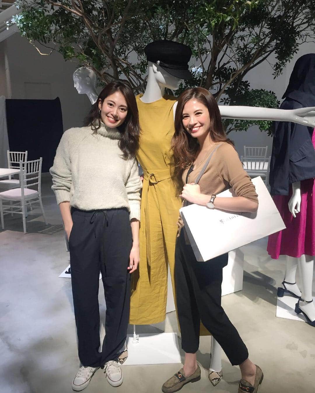 のインスタグラム：「妹 @nozonni がECのモデルでお世話になっている @babylone.official の展示会へ👗✨ 可愛い洋服いっぱいだった😫👏 ありがとうございました☺️💓 #babylone #adastria  #ss #fashion #sister #model #nmtinc」