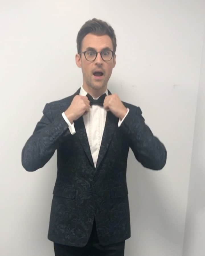 Fashion Policeのインスタグラム：「@bradgoreski looking FIERCE behind the scenes of #FashionPolice: The Farewell. 💁‍♂️」