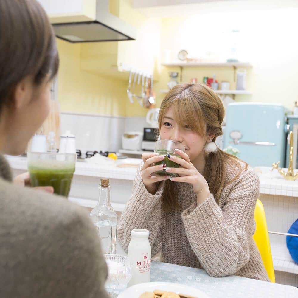 【公式】グリーンクレンズカクテルのインスタグラム：「グリーンクレンズカクテルは食物繊維が豊富でお通じにも良いんだって！ ・ ・  だから体の中から改善されて、ダイエットにつながるのかな😊？ 自然のチカラでカラダをキレイにする✨一瞬だけのダイエットにもう、うんざり・・・。グリーンクレンズカクテルで美味しく毎日がスッキリダイエット😋！ #diet #ダイエット #グリーンクレンズカクテル #毎日 #greencleansecocktail #juicecleanse #ジュースクレンズ #美容 #健康 #ライフスタイル #ナチュラル #ヘルシー #ジュース #l4l #followme #f4f #follow4follow #相互 #フォロー #フォロバ #맞팔 #팔로미 #美意識 #痩せる #痩せたい #痩せた #インスタダイエット#ボディメイク #クレンズダイエット #きれいになりたい」
