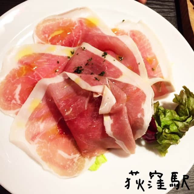 Ateliersのインスタグラム：「かしこまり 🍴豪華義式牛肉店 📍東京都 杉並区 上荻 1-13-10 共栄ビル　１Ｆ 🕓17:00~04:30 💸￥3000~4000 🏠豪華氣氛佳 💁各種義大利風味的上等牛肉，擺盤非常美 👍肉非常有嚼勁，每道料理都有自己的配菜跟醬 👎因為是上等牛肉所以有點貴 📝是個適合約會、女子會、團體聚會的店，想奢侈的吃肉的話就是這間了！#艾塔莉兒荻窪 #グルメ #日本 #美食 #東京美食 #food #tokyogourmet #ateliers #艾塔莉兒 #留學生活 #荻窪 #かしこまり #上等牛肉 #好吃 #맛있어 #東京 #美食推薦 #美味しいグルメ #日本時尚 #東京推薦 #beef #ogikubo #kashikomari #delicious #italianfood #義大利料理」