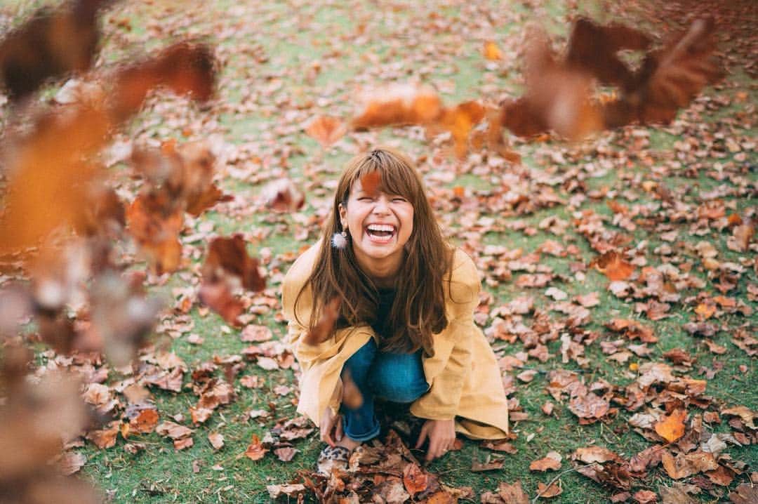 クロさんのインスタグラム写真 - (クロInstagram)「落ち葉の絨毯🍂 結局葉っぱ多め、少なめどっちがよいかわからないまま、今回は終了… またやろっと。  photo by @sass_sir  #新宿御苑 #紅葉 #佐々木博史 #もみじ #ポートレート #portrait #smiling #smilingiscontagious #happy #happylife #lovelife #life #四季」11月17日 21時11分 - kuro_risa