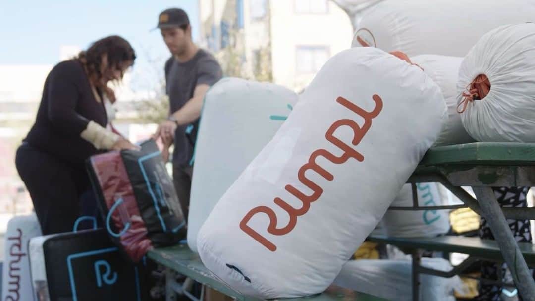 ジョー・キンダーのインスタグラム：「It’s the last day of Rumpl’s motive to help the homeless in the SF area. $5 will be donated to the ECS Navigation Center from every blanket sold. Don’t sleep on this and know that your purchase also has a donation. We love our blankets and love to share the stoke we have for them and the brand. 😊♥️ @gorumpl @ltjian」