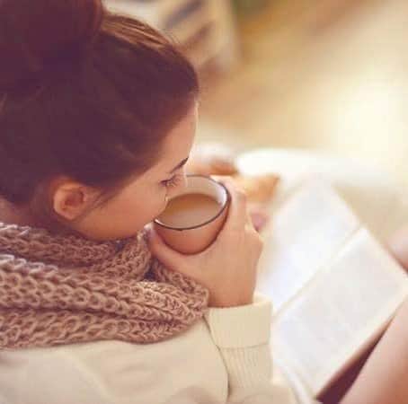 トレージャのインスタグラム：「What could be better? #weekendgoals #weekend #goodbook #cuppajoe #coffee #cozyscarf #novemberdays #november #relax」