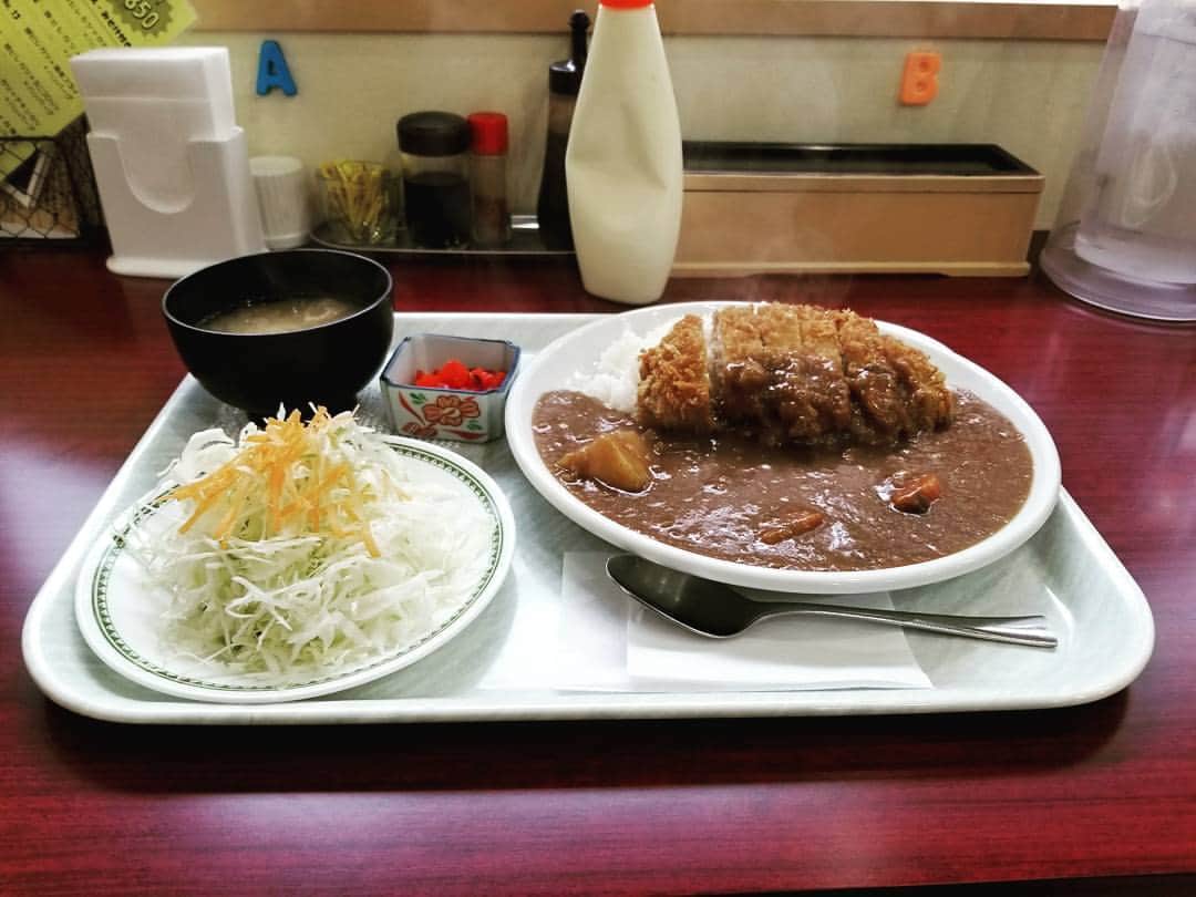 山本崇史のインスタグラム：「見た目のインパクトは100点満点のカツカレー大盛り( ☆∀☆) でも、味がめちゃうすくくてビックリ。そういうギャップはいらんぜよ～。カレーのルーが切れてたのかなぁ。 #カツカレー #薄味」