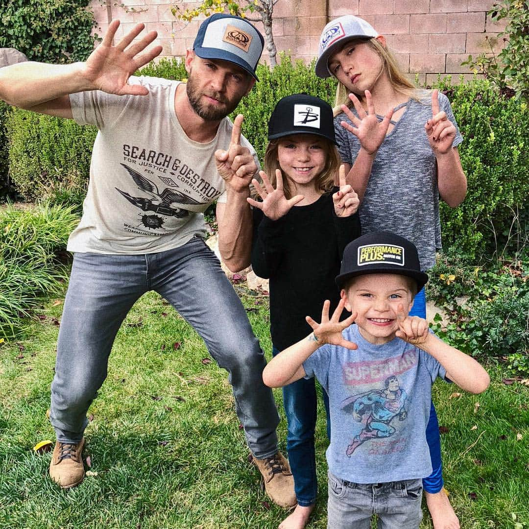 マイク・ヴォーゲルさんのインスタグラム写真 - (マイク・ヴォーゲルInstagram)「‪It’s no secret who our favorite #NASCAR driver is... big ups 2 @Tbayne6 for the hats and keeping the Vogel family smooooothe.  Finish strong brother.  @advocare @PerformancePlusMotorOil @Nascar #6 #VroomVroom ‬」11月18日 6時42分 - realmikevogel