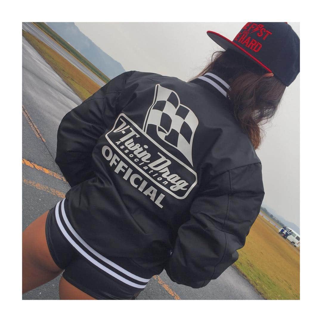 エマ中岡優姫さんのインスタグラム写真 - (エマ中岡優姫Instagram)「〜ブルゾン〜 今日は新しくブルゾンを用意してもらったのでルンルン♬ あと1時間くらいで雨が止むはずなのでお近くのみなさんぜひ来てね🏍 #vda #motorcycle #dragrace #レースクイーン #イメージガール #ドラッグレース #ハーレーダビッドソン」11月18日 9時22分 - emma__yun