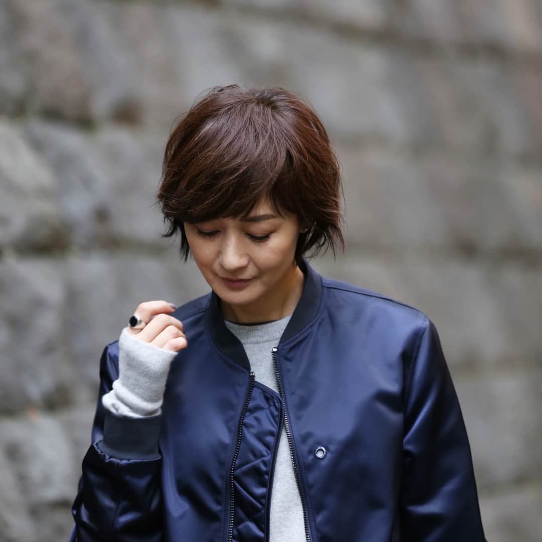 富岡佳子さんのインスタグラム写真 富岡佳子instagram 前髪は少し重めに作っています サイドの髪を耳にかけた時に マスキュリンになり過ぎないショートヘアになるようカットして貰っています パーマはかかっておりません Twiggy Stylist Rieko Yamamoto