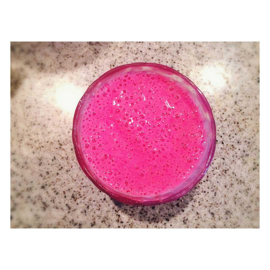 高橋メアリージュンさんのインスタグラム写真 - (高橋メアリージュンInstagram)「Today's juice.  沖縄の友達に貰ったdragon fruit、甘酒、無調整豆乳、無脂肪ヨーグルト、バナナ。 可愛い色の発酵ジュースできました🍹 ドラゴンフルーツって味がサッパリしてるので味にそんな変化ないかな？と思ったのですが、不思議といつもより甘く感じて美味しかったです^ ^ #発酵ジュース #ドラゴンフルーツ #抗酸化ジュース #抗酸化作用 #抗酸化物質豊富 #pinkjuice  #健康ジュース」11月18日 11時15分 - maryjuntakahashi