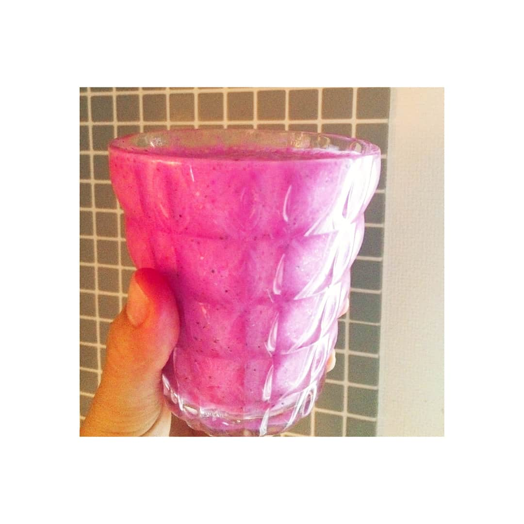 高橋メアリージュンさんのインスタグラム写真 - (高橋メアリージュンInstagram)「Today's juice.  沖縄の友達に貰ったdragon fruit、甘酒、無調整豆乳、無脂肪ヨーグルト、バナナ。 可愛い色の発酵ジュースできました🍹 ドラゴンフルーツって味がサッパリしてるので味にそんな変化ないかな？と思ったのですが、不思議といつもより甘く感じて美味しかったです^ ^ #発酵ジュース #ドラゴンフルーツ #抗酸化ジュース #抗酸化作用 #抗酸化物質豊富 #pinkjuice  #健康ジュース」11月18日 11時15分 - maryjuntakahashi