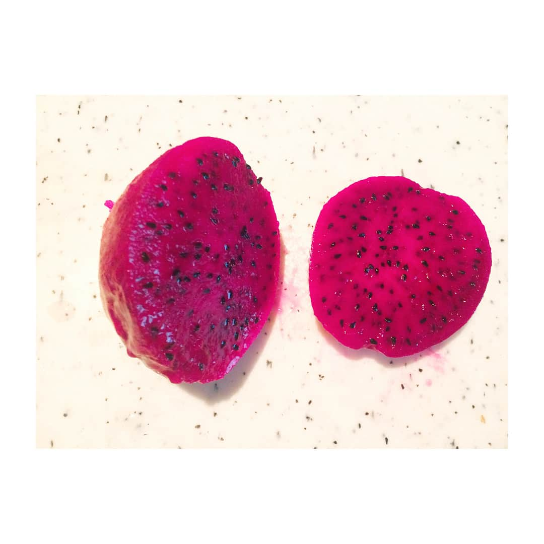 高橋メアリージュンさんのインスタグラム写真 - (高橋メアリージュンInstagram)「Today's juice.  沖縄の友達に貰ったdragon fruit、甘酒、無調整豆乳、無脂肪ヨーグルト、バナナ。 可愛い色の発酵ジュースできました🍹 ドラゴンフルーツって味がサッパリしてるので味にそんな変化ないかな？と思ったのですが、不思議といつもより甘く感じて美味しかったです^ ^ #発酵ジュース #ドラゴンフルーツ #抗酸化ジュース #抗酸化作用 #抗酸化物質豊富 #pinkjuice  #健康ジュース」11月18日 11時15分 - maryjuntakahashi