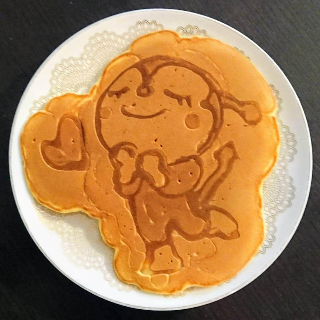 有尾文也のインスタグラム：「ドラゴンボールのブルマ描こうと思ったけど難しくて断念。で、 #ドキンちゃん の #パンケーキアート  一応4段階の色までできた。 #レベルup  #鶴ひろみ さん。見てきたいろんなアニメのいろんな声やってたから残念。」