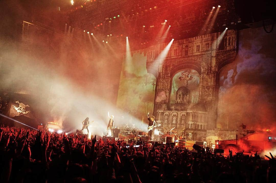 VAMPSさんのインスタグラム写真 - (VAMPSInstagram)「Live photo at Makuhari Messe  #vamps #hyde #kaz #livephoto #vamps2017 #underworld」11月18日 11時43分 - vamps_insta