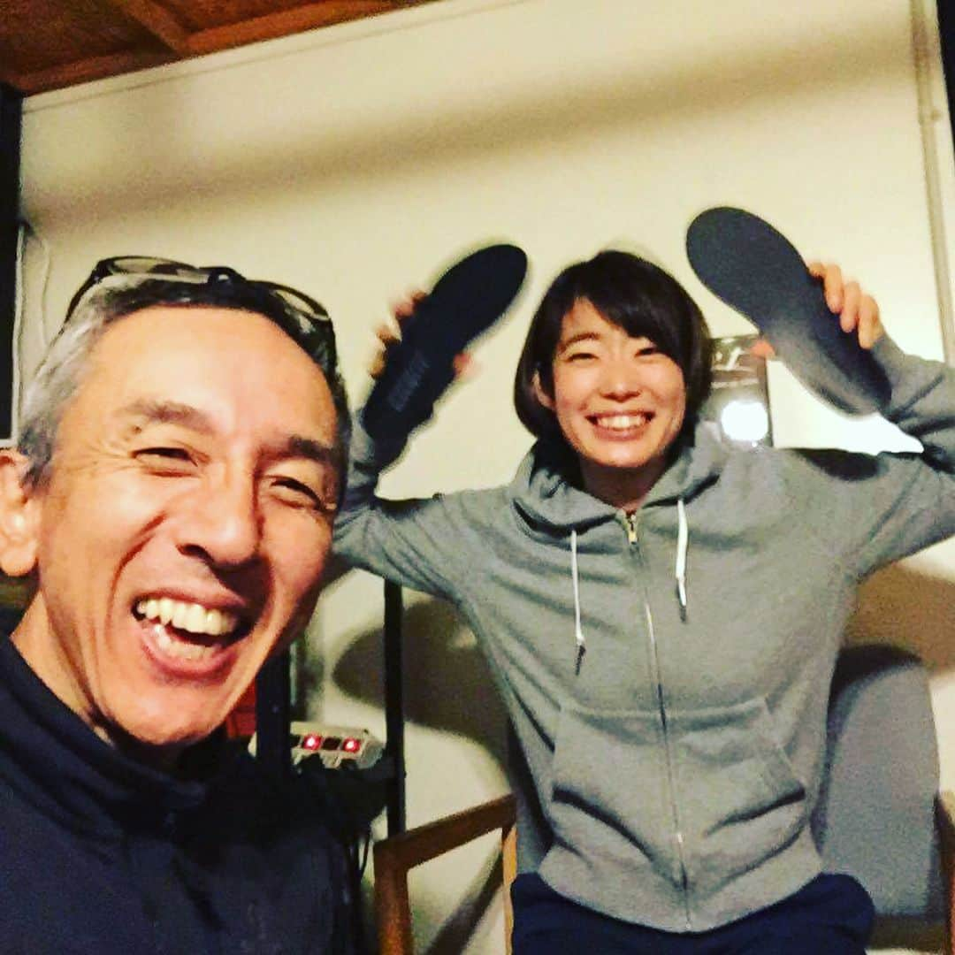 岩渕香里さんのインスタグラム写真 - (岩渕香里Instagram)「昨日は冬に備えて木島平の水口さんのもとへ行って参りました！  今年も足元は＃SUPERfeet にお任せです！  水口さんがいるあの小屋はわたしのパワースポットです😆  遅くまでありがとうございました！  最後には恒例のミズグ自撮りでニコニコ行ってきますをして来ました😆  冬が楽しみです😊  #SUPERfeet #足底屋 #水口メソッド #長野県 #木島平村 #nagano #kijimadaira #skijumping  #kitanoskiteam」11月18日 12時49分 - i_am_kaoriiwabuchi