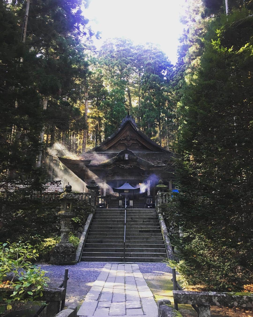跡部みぅのインスタグラム：「この前リフレッシュで温泉に長野に行ったんだけど、ふらりと立ち寄った光前寺がとっても素敵な場所だった〜☺️✨」