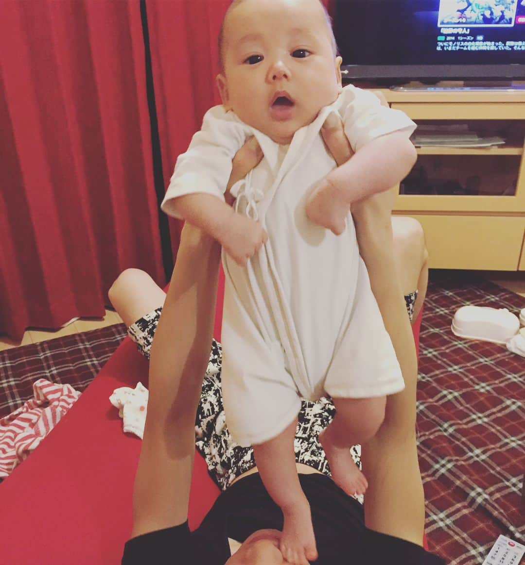 下田美咲さんのインスタグラム写真 - (下田美咲Instagram)「父親の顔を踏みつけにする赤ちゃん。歩く練習たのしいね。  #赤ちゃん #親子 #息子 #boy #生後2ヶ月 #baby」11月18日 23時05分 - shimodamisaki815