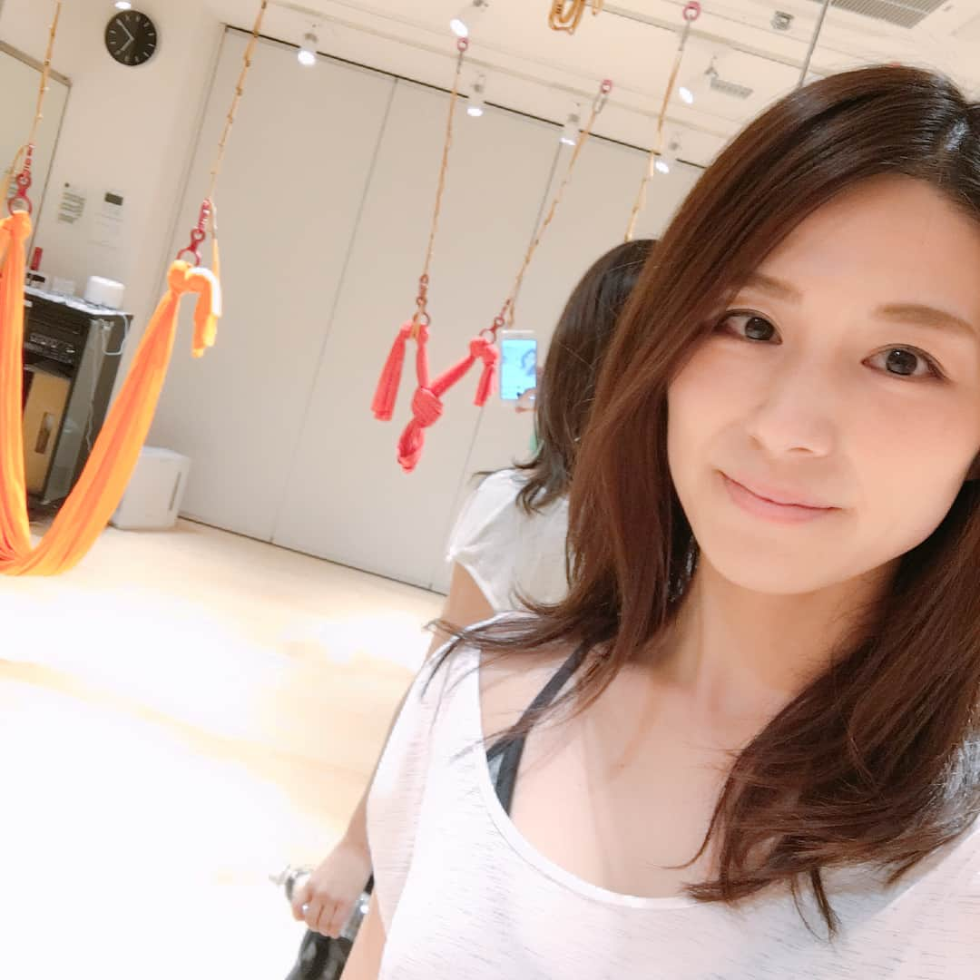 大橋夏菜さんのインスタグラム写真 - (大橋夏菜Instagram)「今週はバタバタと忙しかったので張り切って2レッスン続けて受けたらヘトヘト。。。 でも体はスッキリ✨  よく眠れそう。。。😴 おやすみなさいっ💤  #筋膜リリース #空中ヨガ #ハンモックヨガ #トリガーポイントのポール買おうか悩み中 #忙しい時ほど運動を #なぜにガッツポーズ #fitness #yoga #sport #triggerpoint #streching #sleepy #goodsleep #goodnight #refresh」11月18日 23時30分 - kana817_ohashi