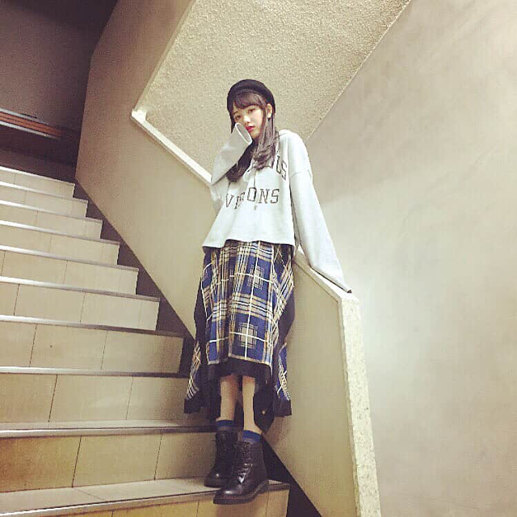 新潮社「ニコラ」さんのインスタグラム写真 - (新潮社「ニコラ」Instagram)「tops__LOWRYS FARM  skirt__179/WG NICOLE CLUB béret__slickmist socks__WEGO boots__GU .  スカートがお気に入りなのでスカート主役のコーデに☺︎ スカートのブルーに合わせてソックスもブルーにしたところがポイントです。 #清原果耶 #カヤ #ニコモSNAP #ニコモ #ニコラ #nicola」11月18日 16時15分 - nicola_snap