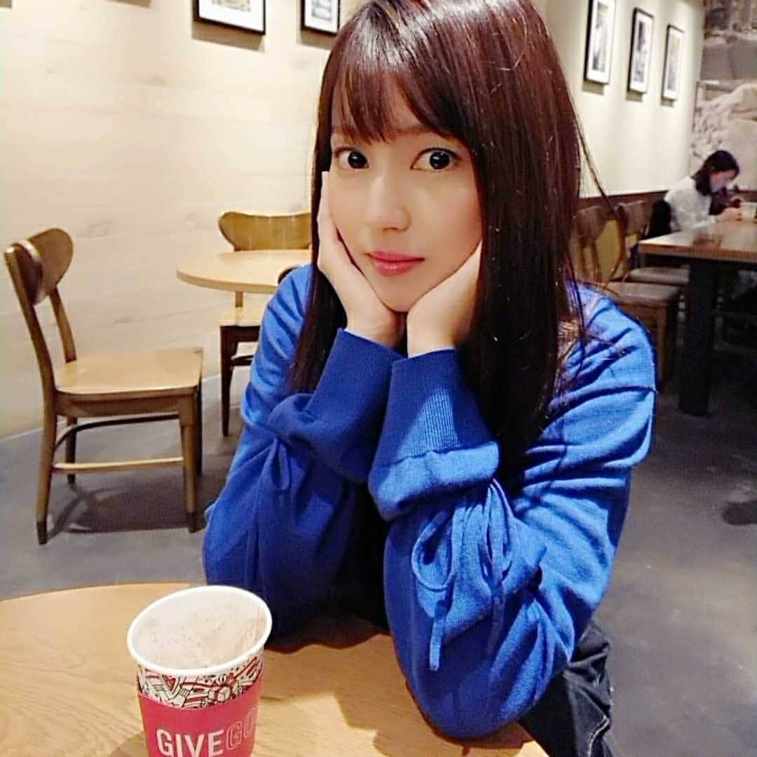 五十嵐令子のインスタグラム：「風邪が流行ってますね💦 扁桃腺が弱いので、喉が乾燥しないように、この時期は特に気をつけています。 だいすきなホットココアで一息。 #スタバ #ホットココア」