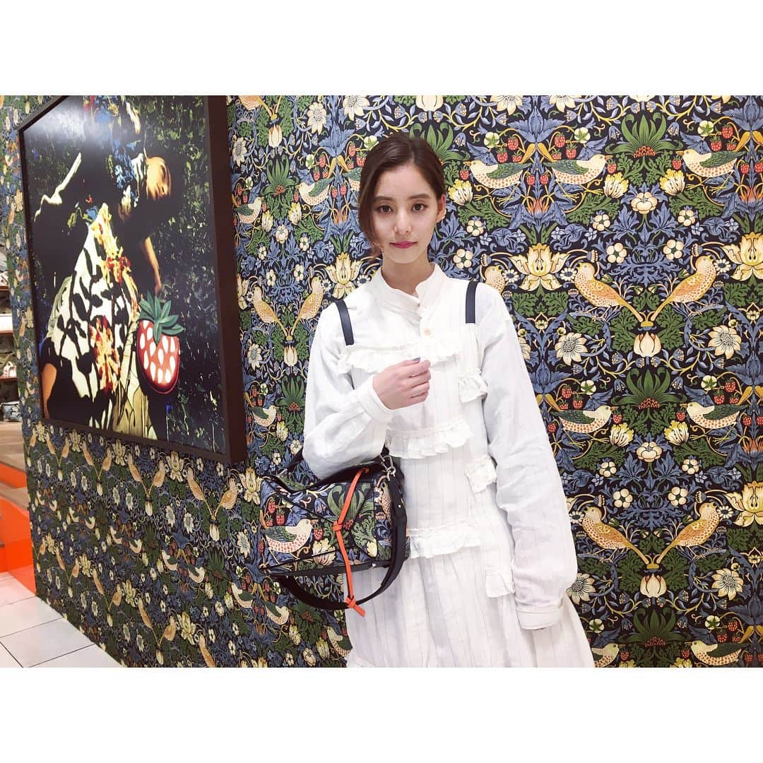 新木優子さんのインスタグラム写真 - (新木優子Instagram)「LOEWEの伊勢丹新宿店POP UP STOREにお邪魔しました☺️ 今回のカプセルコレクションはカモフラージュ柄やいちご泥棒の柄のバックが☺️ 私も今回のカプセルコレクションの中から、パズルBAGと一緒にLOEWEクリエイティブ・ディレクター、ジョナサン・アンダーソンと２ショットを☺️ 会場では山田優さん、滝沢眞規子さんと会えました❤️ #loewe#loewegifts」11月18日 17時25分 - yuuuuukko_