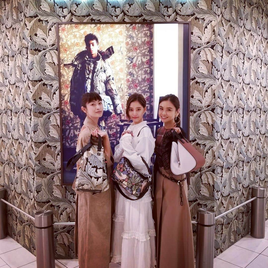 新木優子さんのインスタグラム写真 - (新木優子Instagram)「LOEWEの伊勢丹新宿店POP UP STOREにお邪魔しました☺️ 今回のカプセルコレクションはカモフラージュ柄やいちご泥棒の柄のバックが☺️ 私も今回のカプセルコレクションの中から、パズルBAGと一緒にLOEWEクリエイティブ・ディレクター、ジョナサン・アンダーソンと２ショットを☺️ 会場では山田優さん、滝沢眞規子さんと会えました❤️ #loewe#loewegifts」11月18日 17時25分 - yuuuuukko_