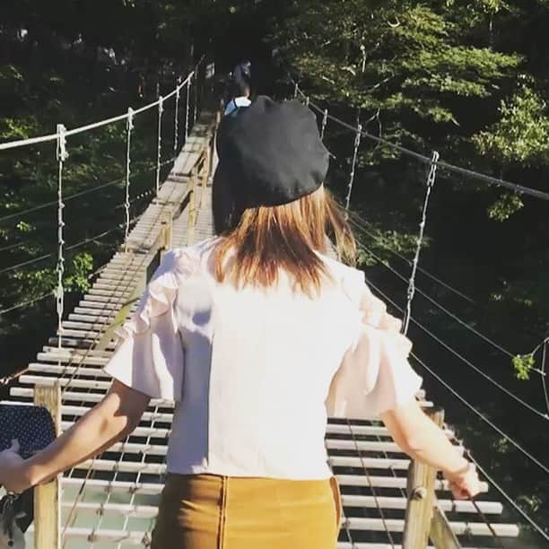 浜田由梨のインスタグラム：「ずっと文句言い続けるわたし。笑  #夢の吊り橋 #寸又峡 #吊り橋 #恐怖症 だとは知らなかった。 #friends」
