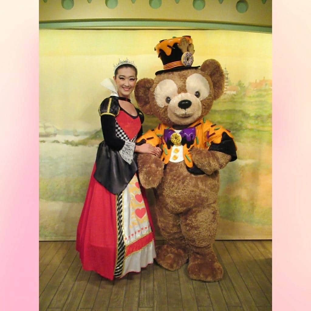 のインスタグラム：「⚘ ⚘ 続いて、第三段✨💨💨💨 ⚘ ちゃんと無事に👍✨💨愛しのダッフィーちゃんとも写真撮ってもらえました～～🐻❤❤ ⚘ 女王様の格好をしていたからか👑深々とおじぎをして迎えてくれたり🙇✨とっても丁寧にエスコートしてくれたり……いつもはゆる～くて可愛いダッフィーちゃんですが💕今回ばかりは、心なしか👀いつもよりもダッフィーが格好良く🌹男らしく💪✨感じました😆💓✨✨笑。 いつも近くにいるミッキーから"紳士らしさ🌹"を見て学んでるのかな～～😏👓✏💪✨笑。 ⚘ ムービーも録ってもらえたので、せっかくなのでムービーも一緒に載せちゃいます📹💕✨✨ 私、はしゃぎすぎ😂＆浮かれすぎ😂😂笑。 --❁~❁~❁~❁~❁~❁~❁~❁~❁~❁~❁~❁-- #Dハロ #ダッフィーグリ 🐻💕 #Photo 📷💕＆ #Movie 📹✨ #いつもとは違う #男らしい #ダッフィーにも #やはり #ときめき 💓✨#そして #癒されました 😹❤❤笑。」
